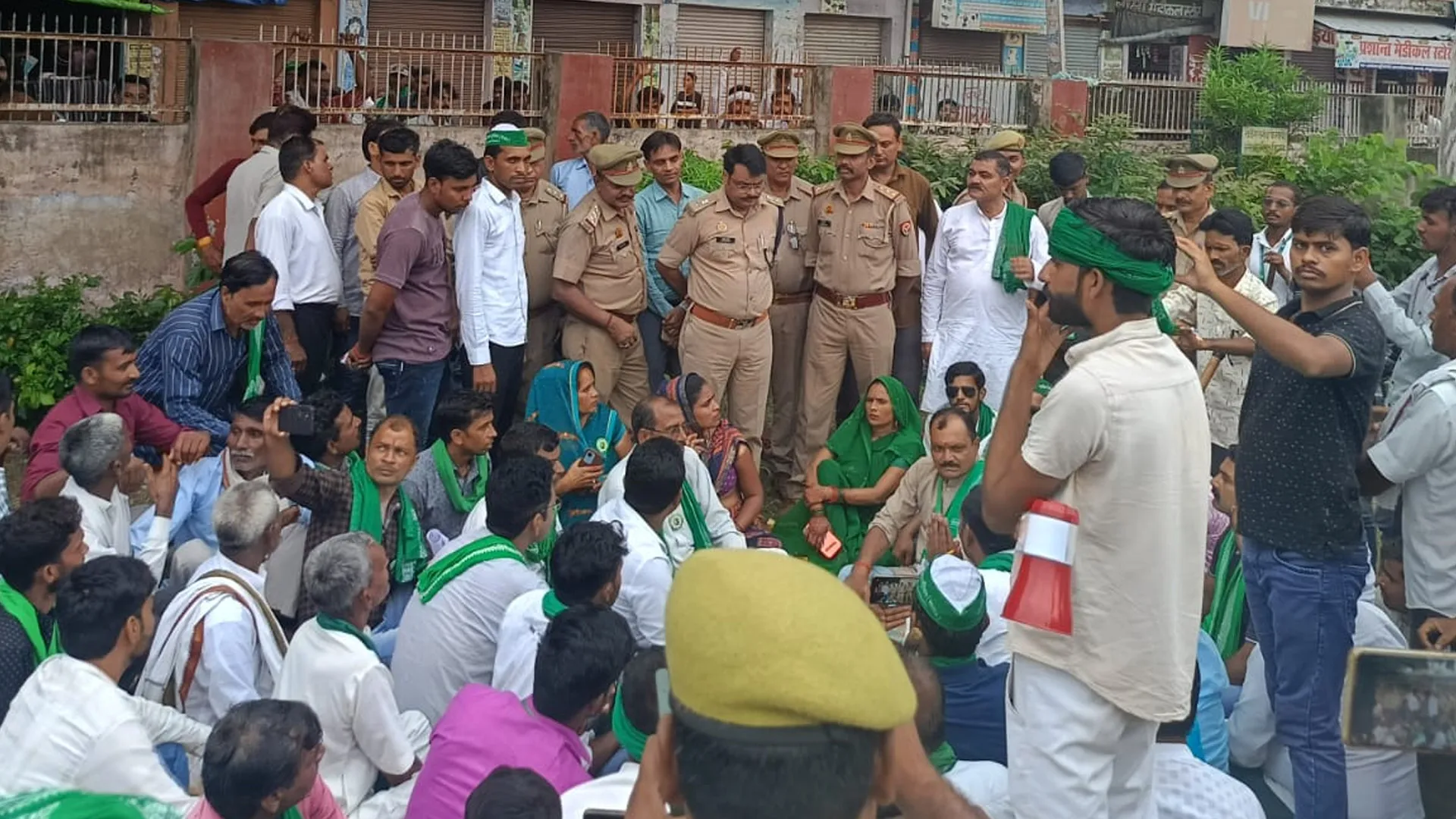 कासगंज : सीओ साहब करते हैं अभद्रता...नाराज किसान नेता बैठे धरने पर