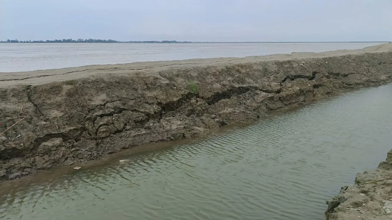 कासगंज: जिले के पहले छोर में पैनी हुई गंगा की धार; बैराजों से बढ़ता पानी तबाही के दे रहा संकेत, अधिकारियों ने जताई चिंता