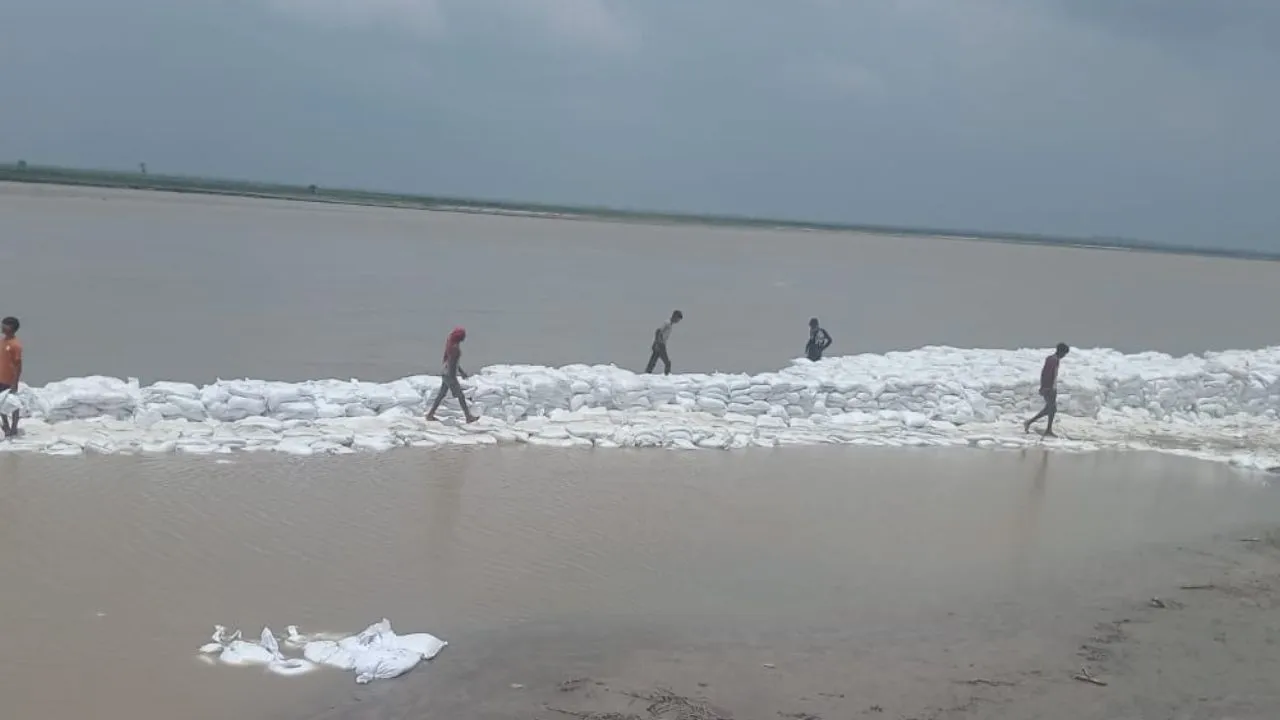 कासगंजः नरौरा बैराज से बढ़ा पानी का डिस्चार्ज, लो फ्लड के बने हालात, सिंचाई विभाग ने बढ़ाई सतर्कता