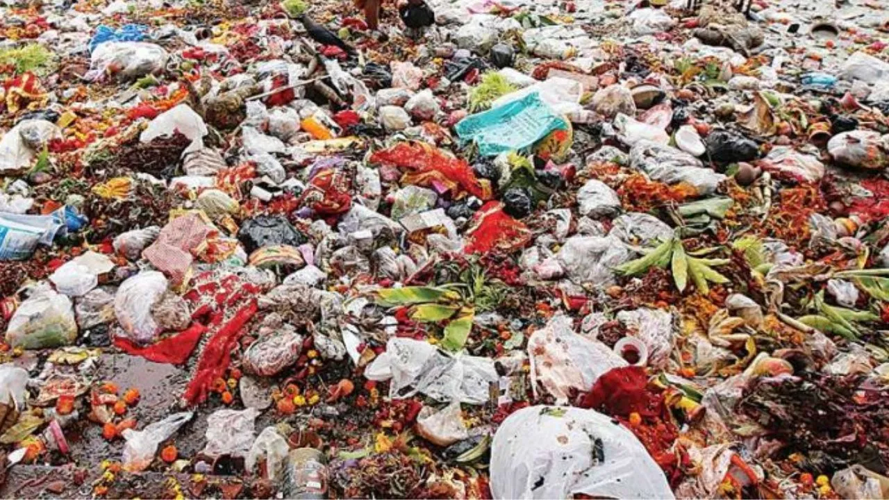 Kanpur: बारिश में बजबजाते कूड़े से नरक बना शहर, 1200 टन कूड़ा सड़कों पर आया, नालियों में कूड़ा बहने से हुआ जलभराव  