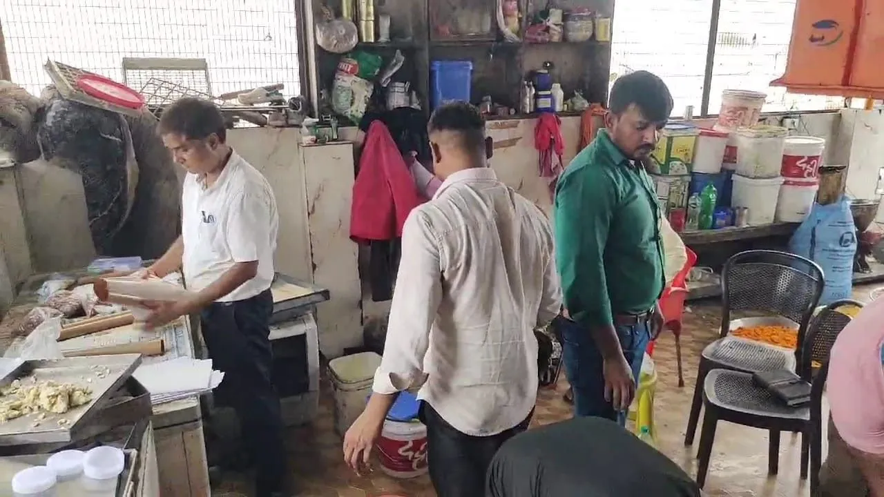 अयोध्या: खाद्य विभाग की टीम ने की छापेमारी, कीड़े लगी मिठाइयां बरामद 