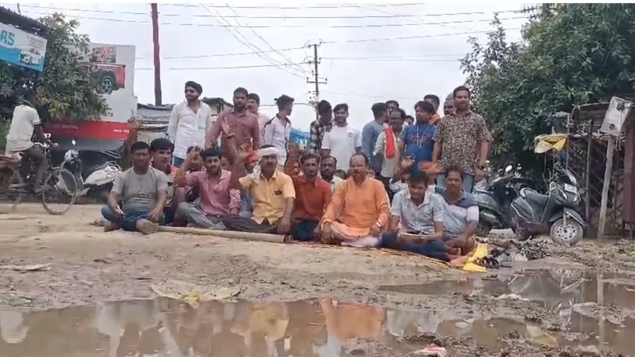 कानपुर में नौबस्ता पूर्वी वार्ड-63 के पार्षद पति दुर्गा प्रसाद गुप्ता धरने पर बैठे: रोड की हालत चंद्रयान-3 के गड्ढे जैसी 