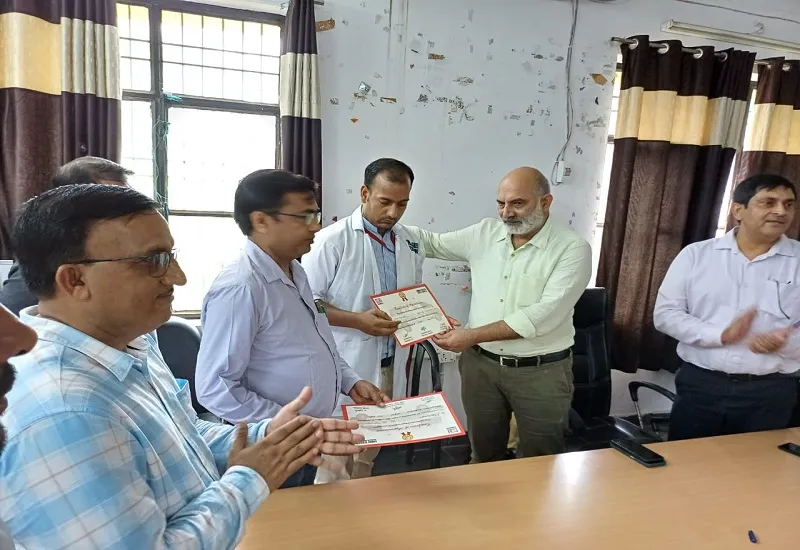 मुरादाबाद : सीएमओ ने चार एंबुलेंस के ईएमटी व पायलट को किया सम्मानित