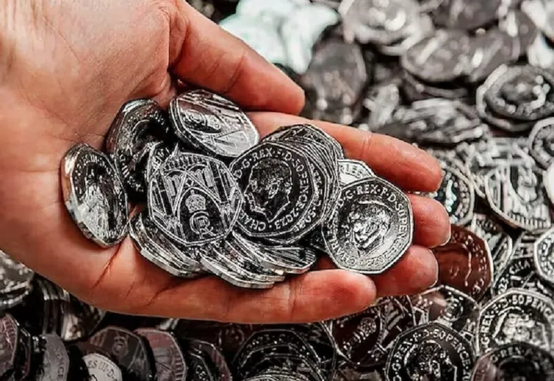 ब्रिटेन में महाराजा Charles III के चित्र के साथ मधुमक्खियों की डिजाइन वाले सिक्के प्रचलन में आए