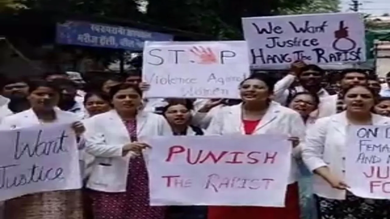 कोलकाता में ट्रेनी डॉक्टर से दुष्कर्म के बाद हत्या से आक्रोश :  चिकित्सकों की हड़ताल से मरीज हुए बेहाल 