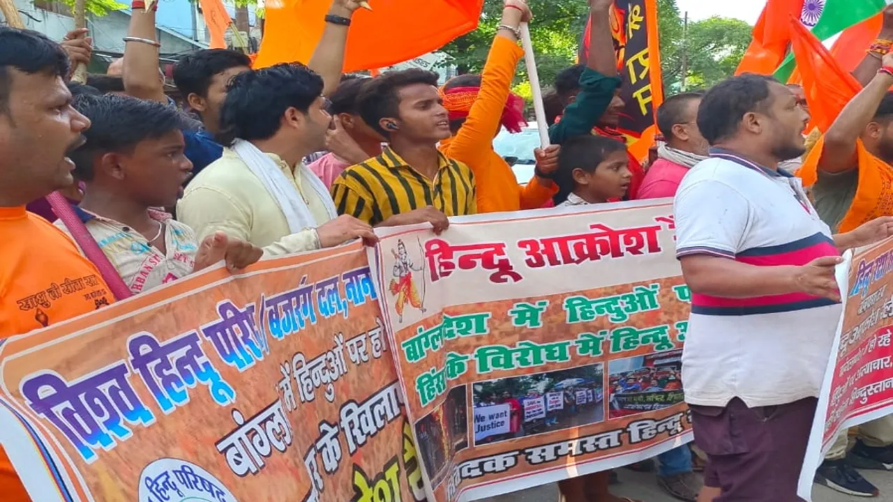 बांग्लादेश में अल्पसंख्यकों पर हमले का बहराइच में विरोध, हिंदू संगठनों ने निकाली जनाक्रोश रैली