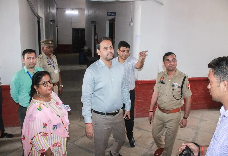 मुरादाबाद : कड़ी सुरक्षा व्यवस्था में पुलिस भर्ती की पहली पाली की परीक्षा समाप्त, डीएम-एसएसपी ने किया केंद्रों का निरीक्षण