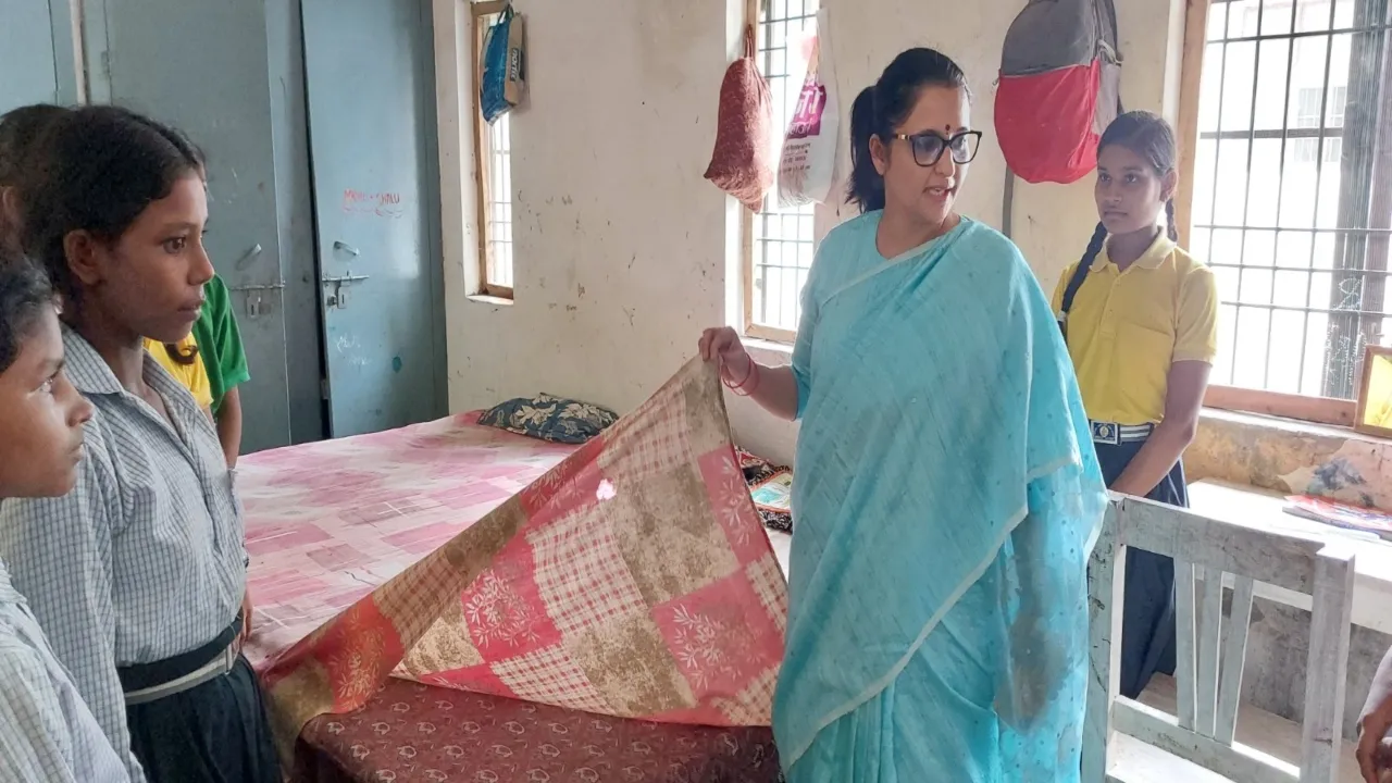 डीएम के निरीक्षण में अनुपस्थित मिली शिक्षिका समेत तीन कर्मी, वेतन रोका