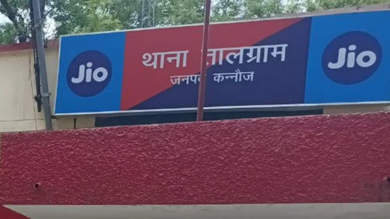 कन्नौज में सैलून कर्मी ने थूक लगाकर की मसाज: मोबाइल पर बनाता रहा VIDEO, सोशल मीडिया में वायरल, आरोपी गिरफ्तार