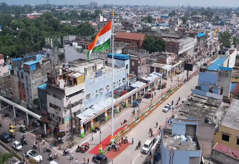मुरादाबाद में इम्पीरियल तिराहे पर फहराया 100 फीट ऊंचा राष्ट्रीय ध्वज, मंडलायुक्त बोले- देश के उत्थान में  अपनी भूमिका निभाएं