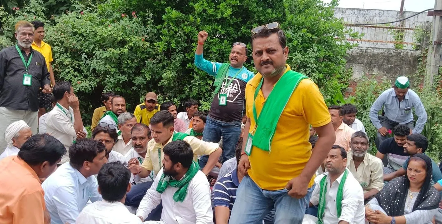 कासगंज : विद्युत समस्या को लेकर किसानों ने उपकेंद्र पर किया प्रदर्शन