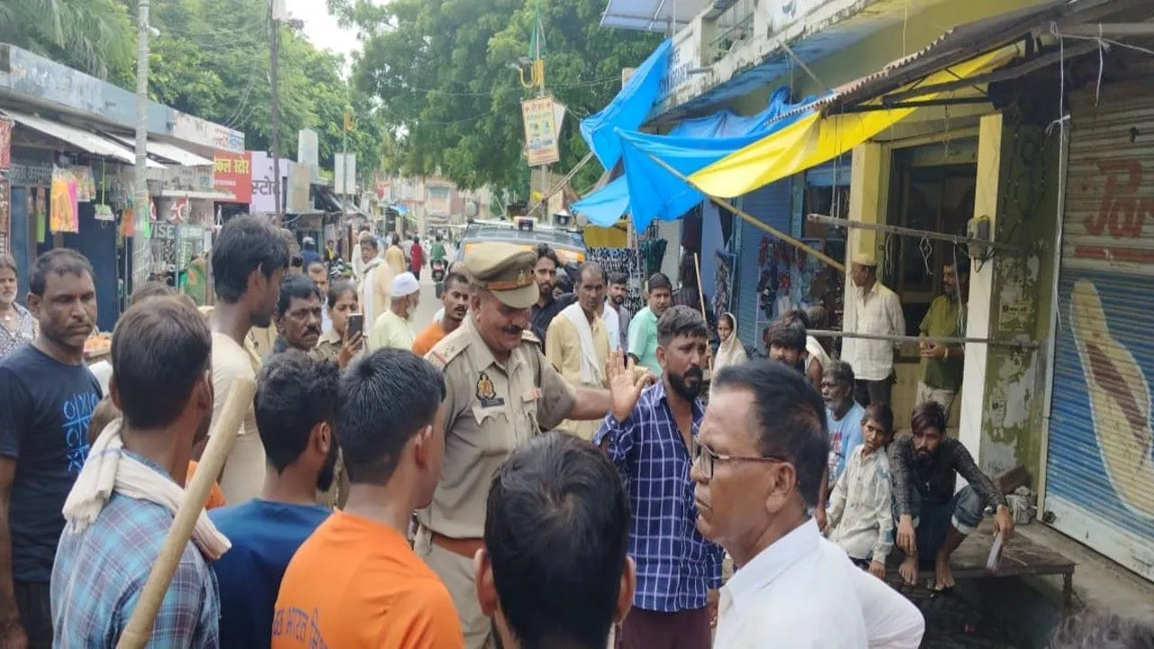 बाराबंकी: नगर पंचायत गेट और सड़कों पर डाला कूड़ा, प्रदर्शन