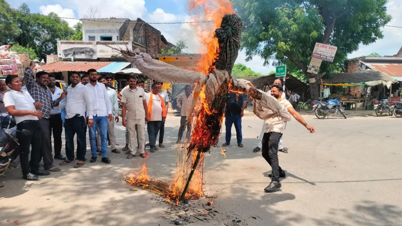 सुल्तानपुर : भदरसा रेपकांड को लेकर बजरंग दल व विहीप ने फूंका पुतला 