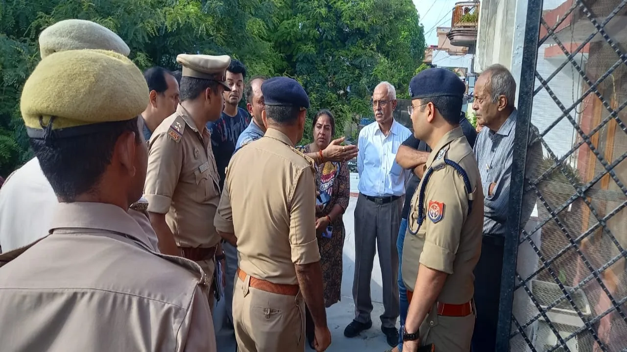पूछताछ करती पुलिस