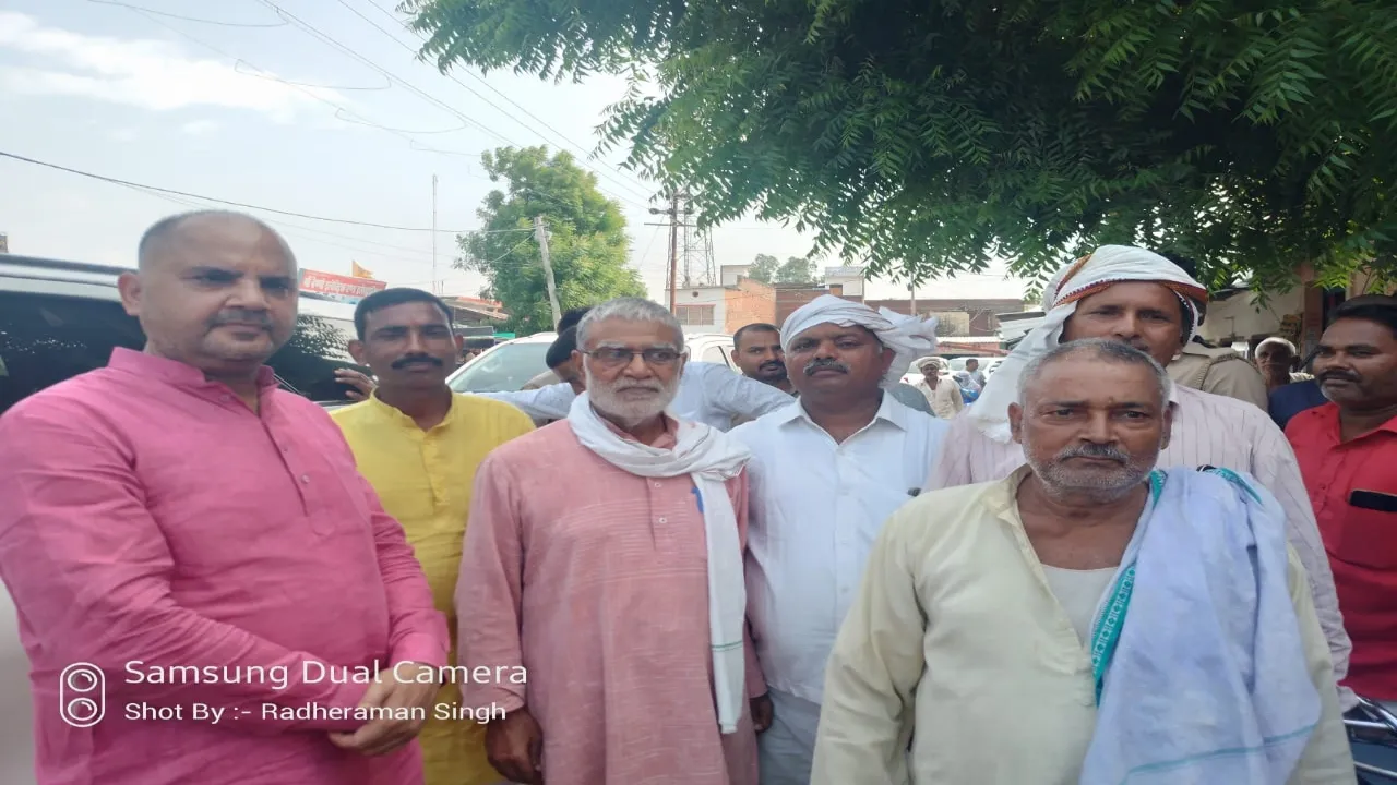 अयोध्या : पूर्व विधायक खब्बू ने रेप पीड़िता परिवार से मिल दिया मदद का आश्वासन 