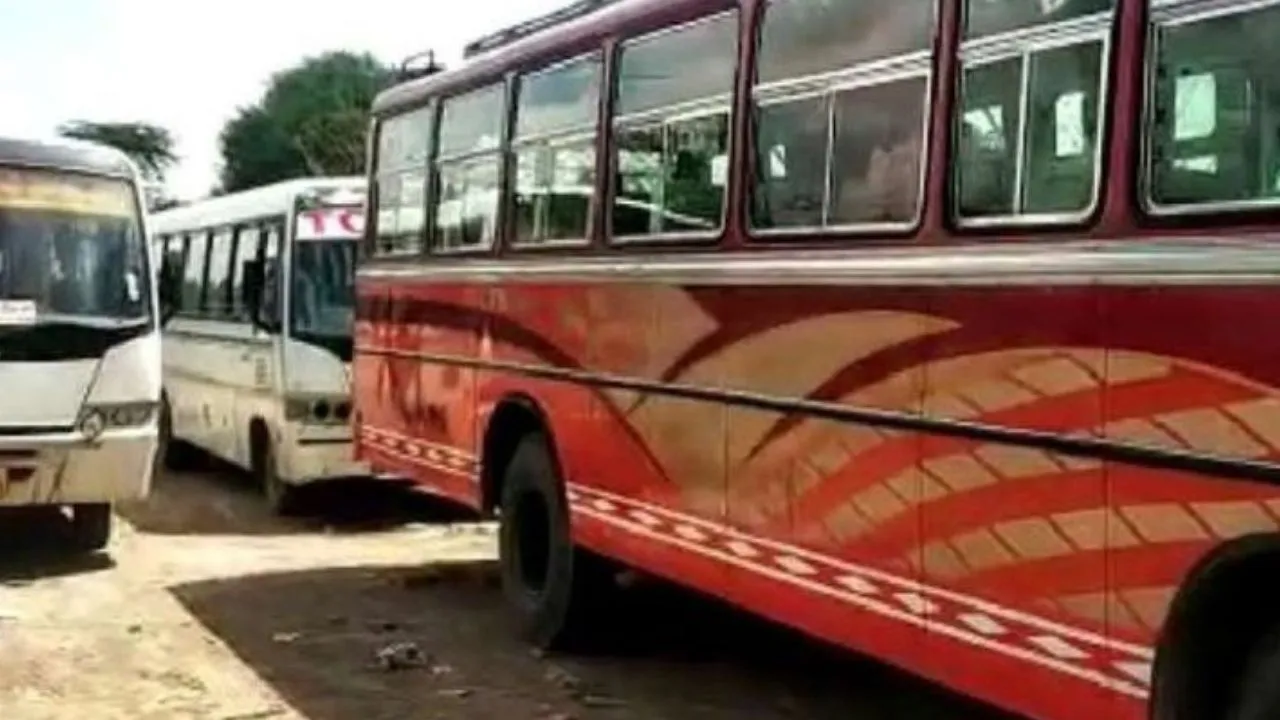 Kanpur: व्यस्त चौराहों में प्राइवेट बसों पर कसेगी नकेल; संभागीय परिवहन अधिकारी ने बस स्वामियों से कही ये बात...