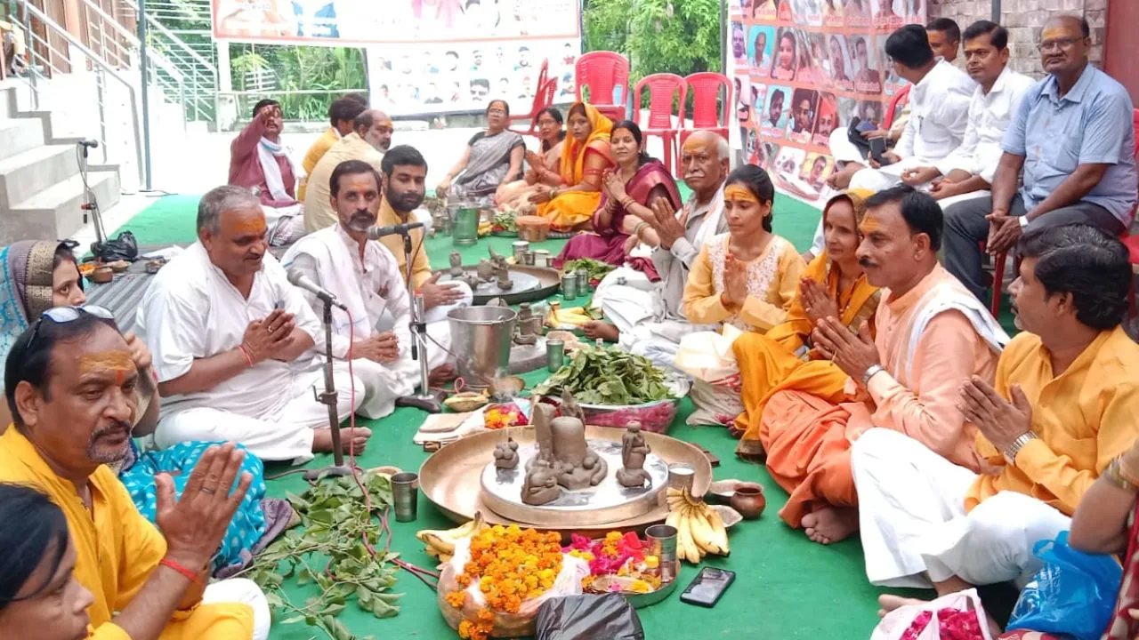 Fatehpur: सावन के चौथे सोमवार पर हर-हर महादेव के जयकारों से गूंज उठे शिवालय; मंदिरों में लगी भक्तों की भीड़