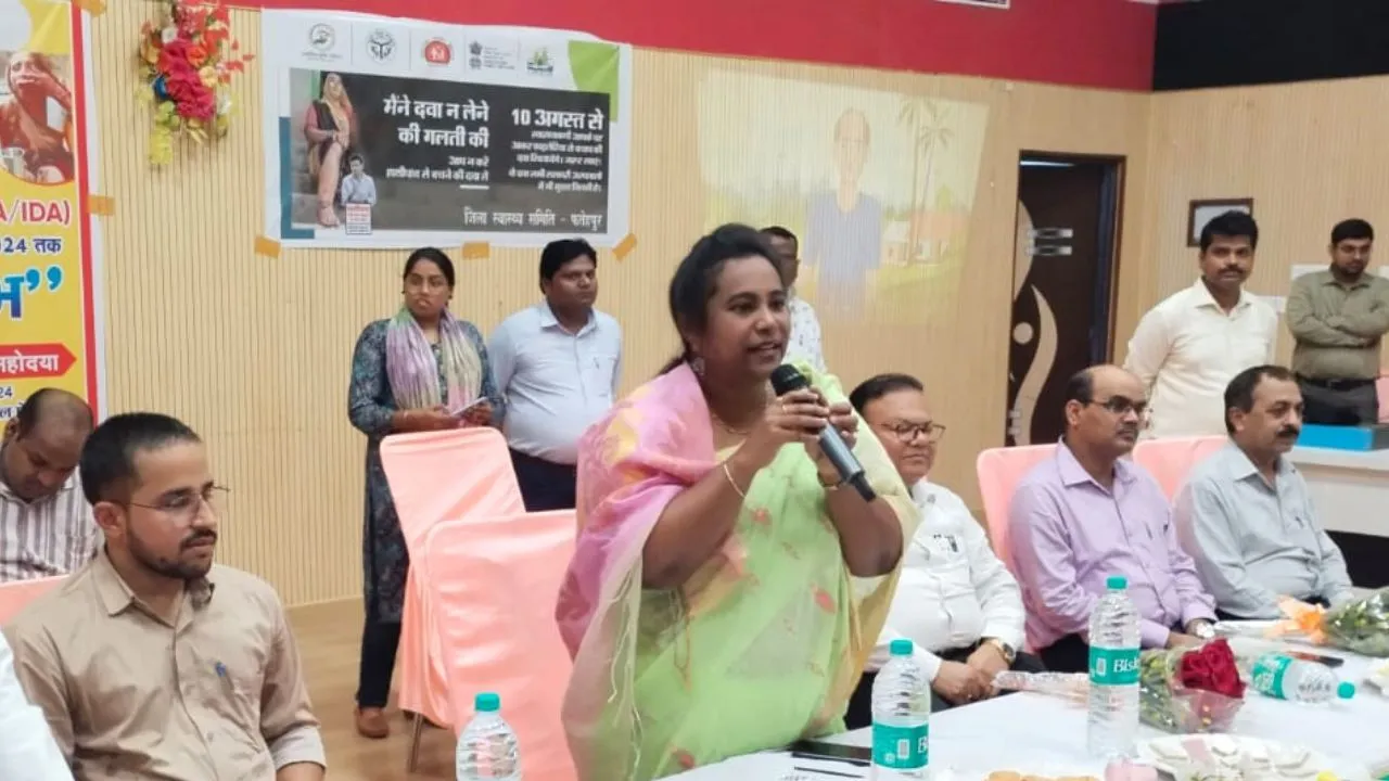 Fatehpur: जिलाधिकारी ने फाइलेरिया की दवा खाकर किया अभियान का शुभारंभ, नागरिकों से की दवा खाने की अपील