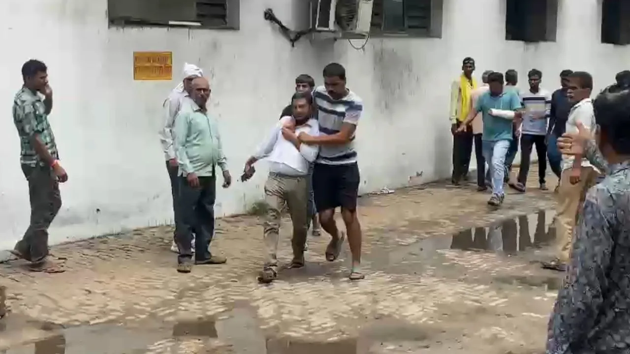 Fatehpur Accident: फैक्ट्री के अंदर ट्रक ने सिक्योरिटी गार्ड को रौंदा...मौत, परिजनों ने जमकर किया हंगामा