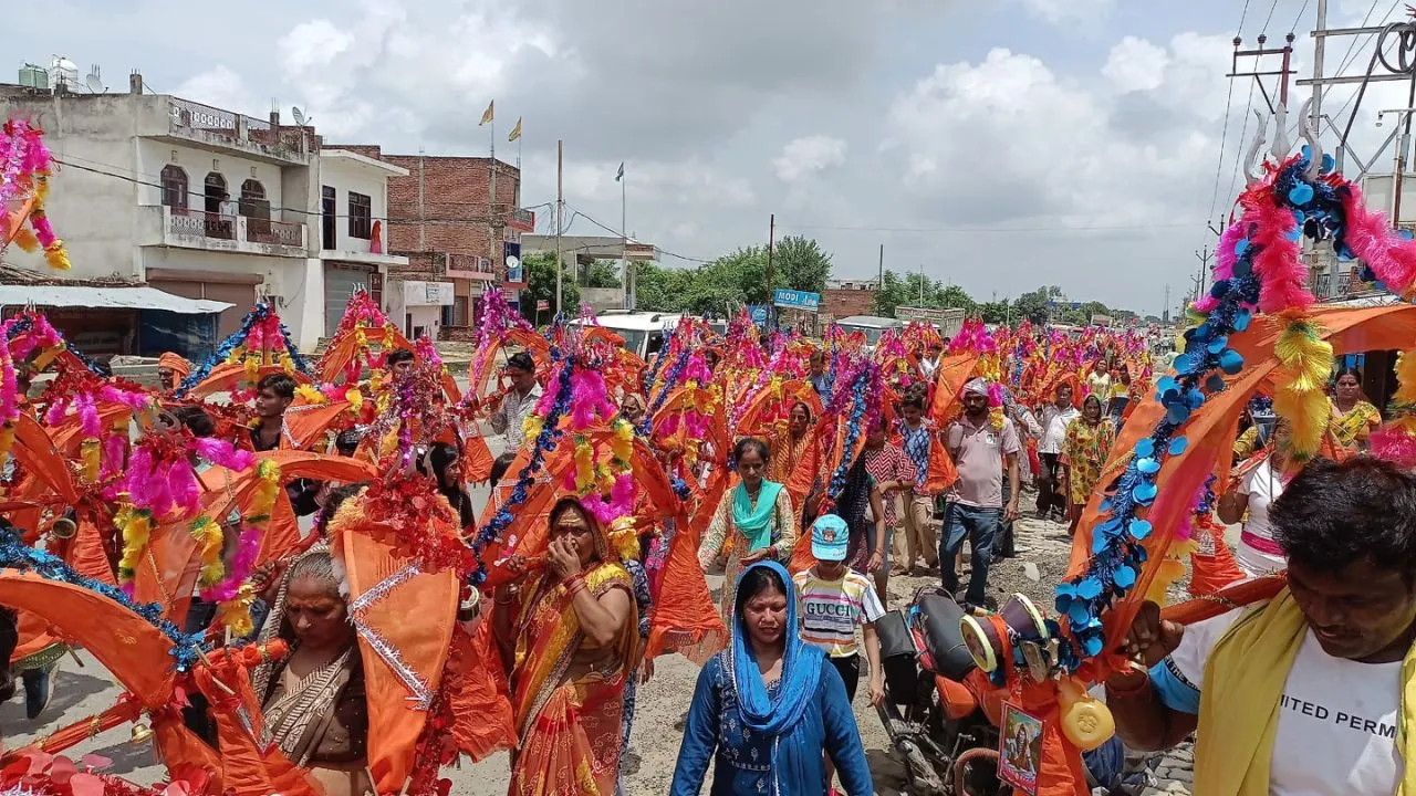 Farrukhabad: सावन के चौथे सोमवार पर निकली कांवड़ यात्रा, महाकाल का किया गया जलाभिषेक, मंदिरों में उमड़ी भक्तों की भीड़