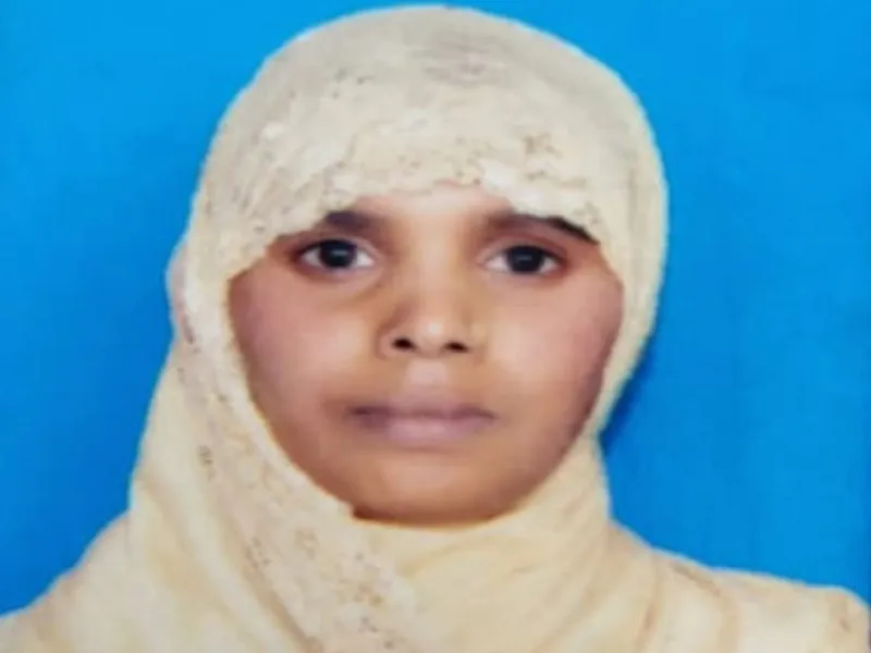 मुरादाबाद : डंपर ने पिकअप में मारी टक्कर, तीन माह की गर्भवती महिला की मौत...दो घायल