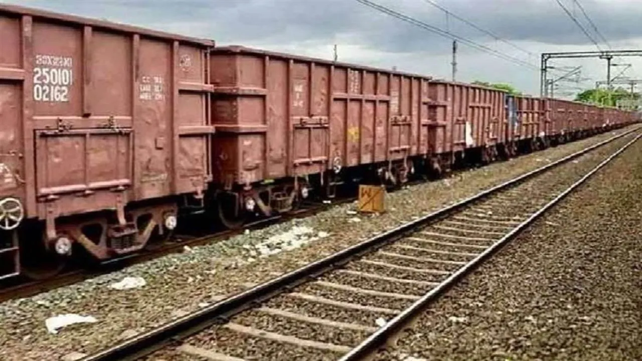 Indian Railway News: कानपुर-दिल्ली फ्रेट कॉरीडोर रूट पर बनेगा लांगहाक ट्रैक, ये होगा फायदा...