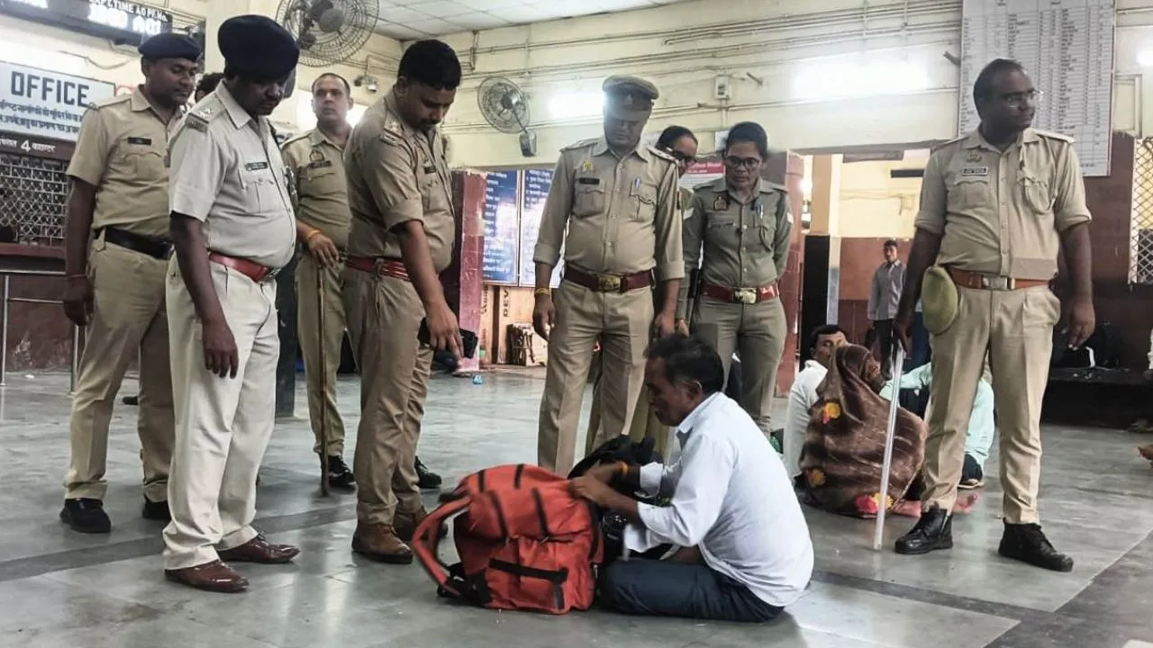 Banda: 15 अगस्त व आगामी त्यौहारों को लेकर पुलिस ने दिखाई सतर्कता, GRP व RPF ने रेलवे स्टेशन पर चलाया चेकिंग अभियान