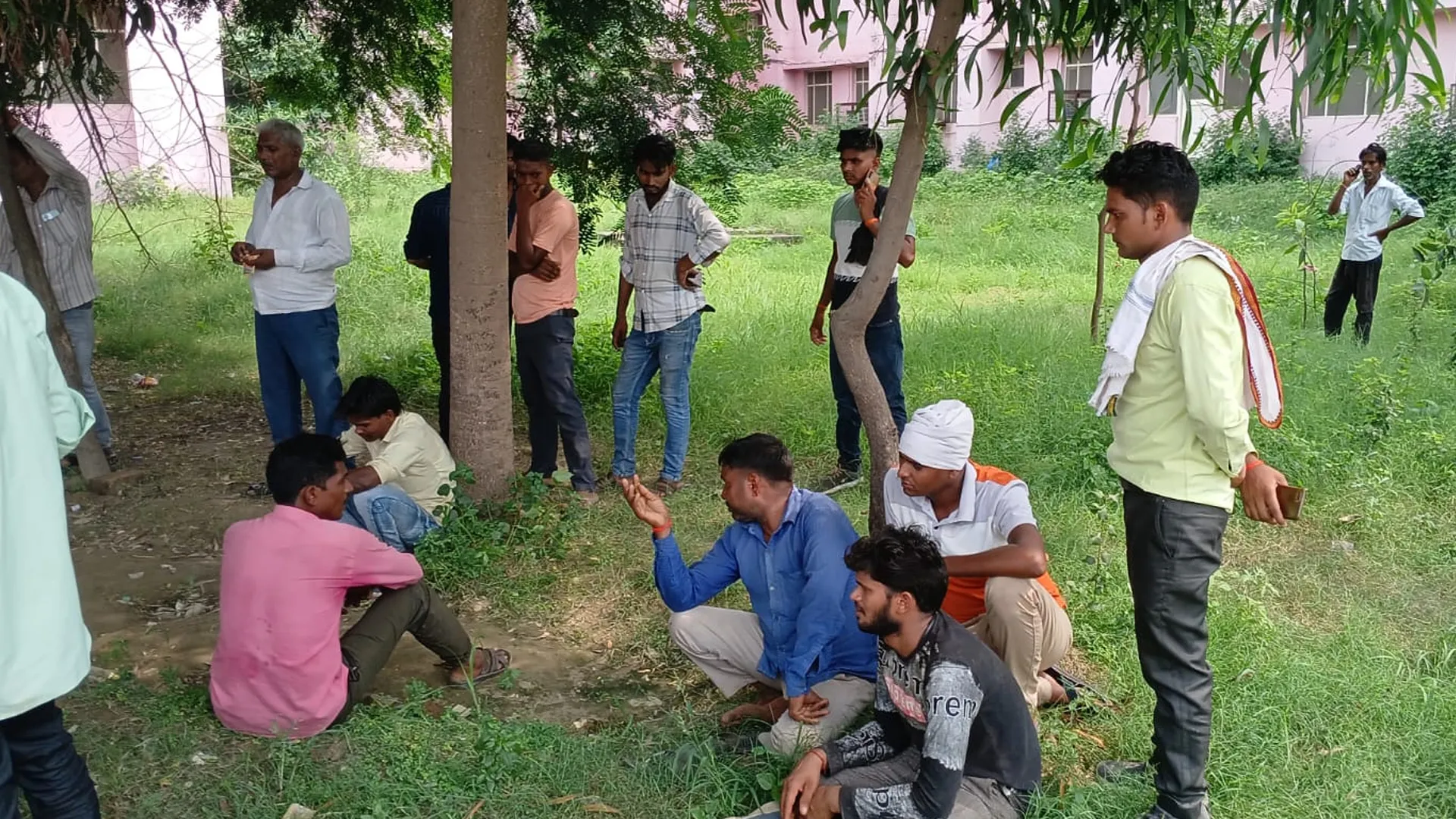 कासगंज : ट्रिपल राइडिंग बाइक अनियंत्रित होकर पेंड़ से टकराई, एक की मौत