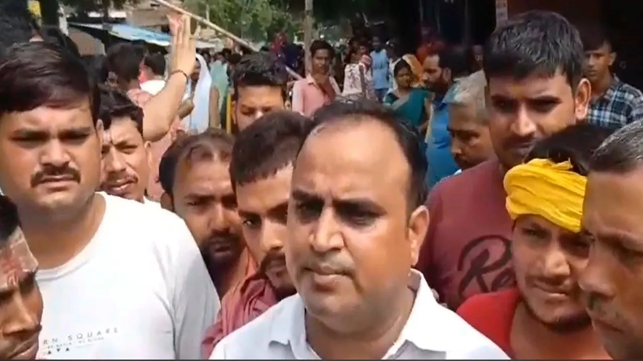 जौनपुर: पुलिस ने व्यापारी से की अभद्रता, आक्रोशित व्यापारियों ने बाजार किया बंद