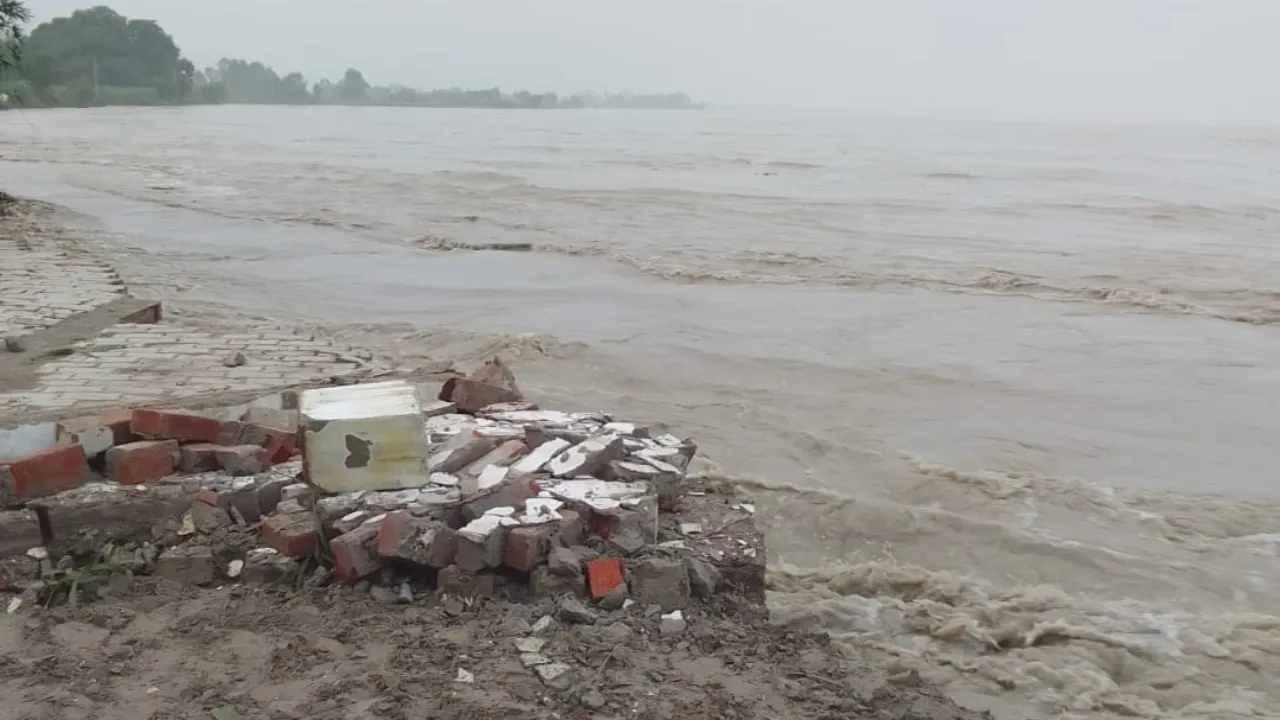  खतरे के निशान से बढ़ा पानी :   सरयू नदी ने धारण किया रौद्र रूप, दर्जनों गांवों में भरा पानी