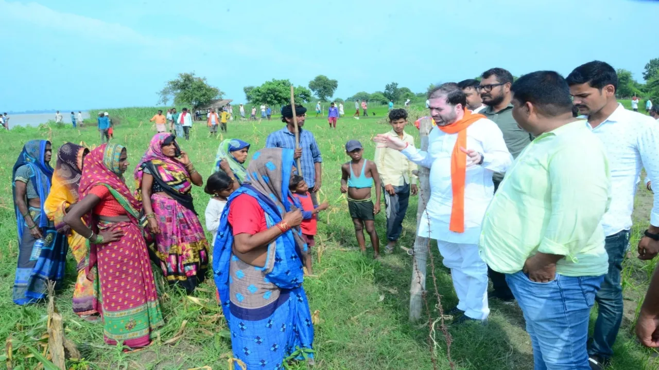 बाढ़ प्रभावित क्षेत्रों का राज्यमंत्री ने किया दौरा : बोले, बाढ़ पीड़ितों की मदद में साथ खड़ी है सरकार