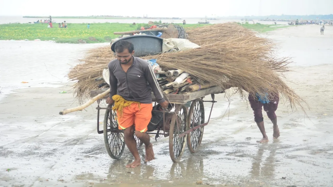 उफान पर नदियां : गंगा-यमुना में दिखने लगीं डरावनी लहरें