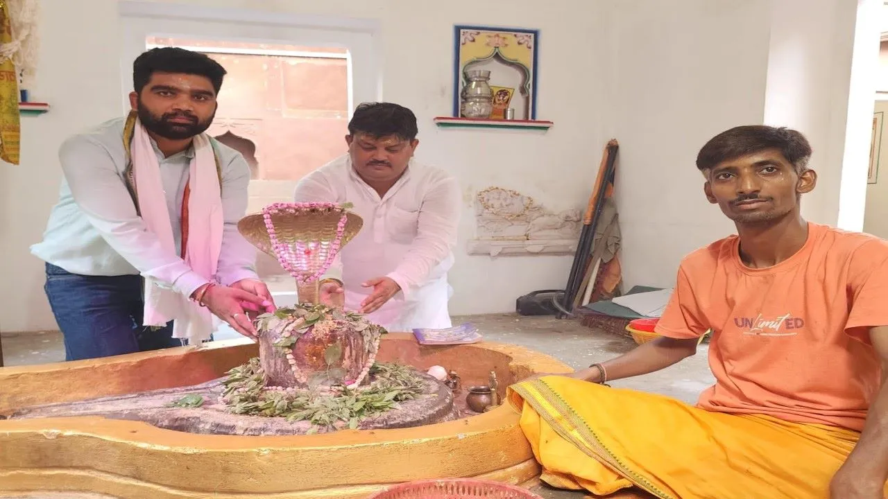 बाबा विश्वनाथ को संविदा कर्मचारियों ने सौंपा मांग पत्र, कही यह बात