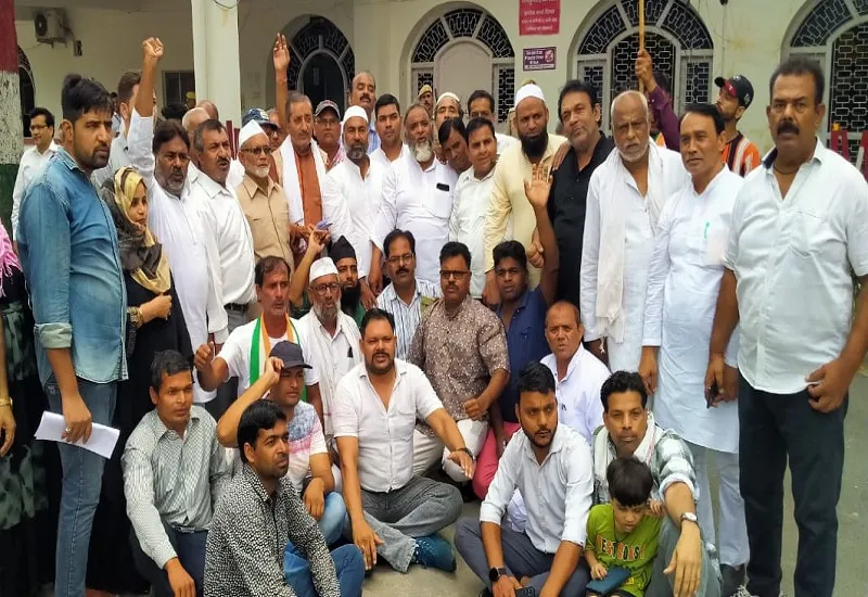 मुरादाबाद : बिजली कटौती के खिलाफ भड़के कांग्रेसी, कलेक्ट्रेट पर किया प्रदर्शन