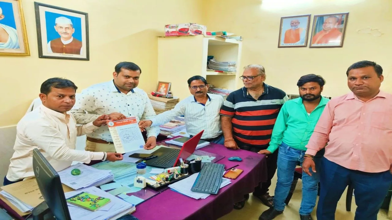 लखनऊ: नटखेड़ा रोड युवा व्यापार मंडल के पदाधिकारी पहुंचे बिजली विभाग, एसडीओ को सौंपा ज्ञापन