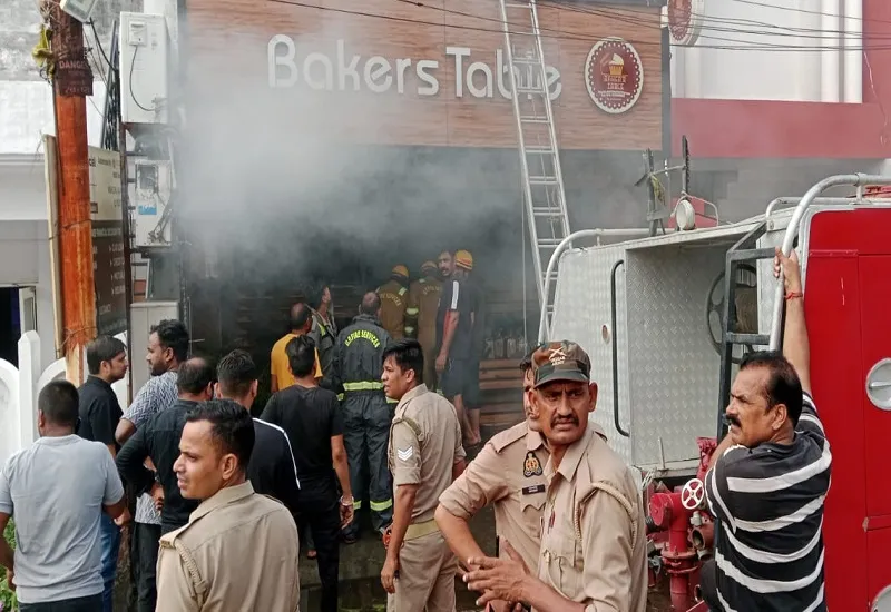 रामपुर : बेकर्स टेबल बेकरी में लगी आग, फायर ब्रिगेड के चार वाहनों ने कड़ी मशक्कत के बाद आग पर पाया काबू