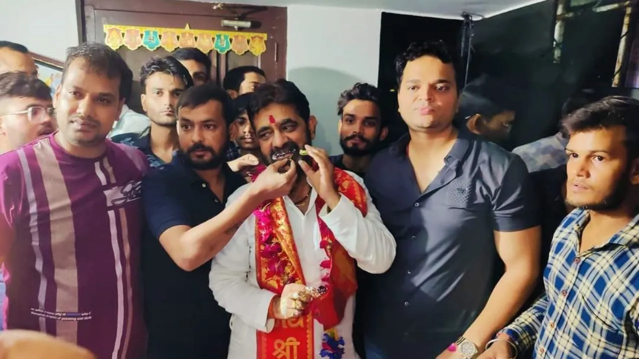 Kanpur: भाजपा जिलाध्यक्ष की जन्मदिन पार्टी पर दिखे गुंडे, फोटो सोशल मीडिया पर वायरल, जांच में जुटी पुलिस