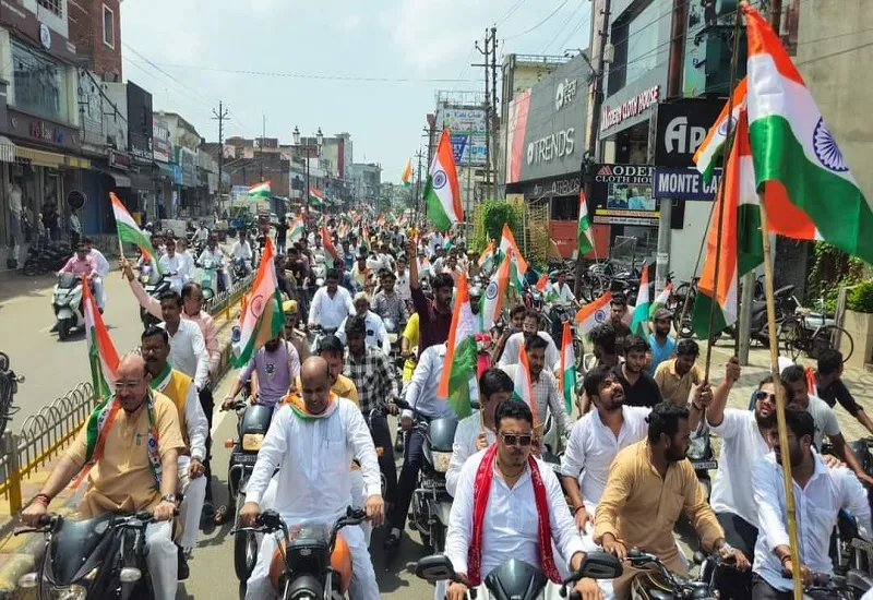 Rampur News : हाथों में तिरंगा, भारत माता के जयकारे...भाजपाइयों ने निकाली तिरंगा यात्रा