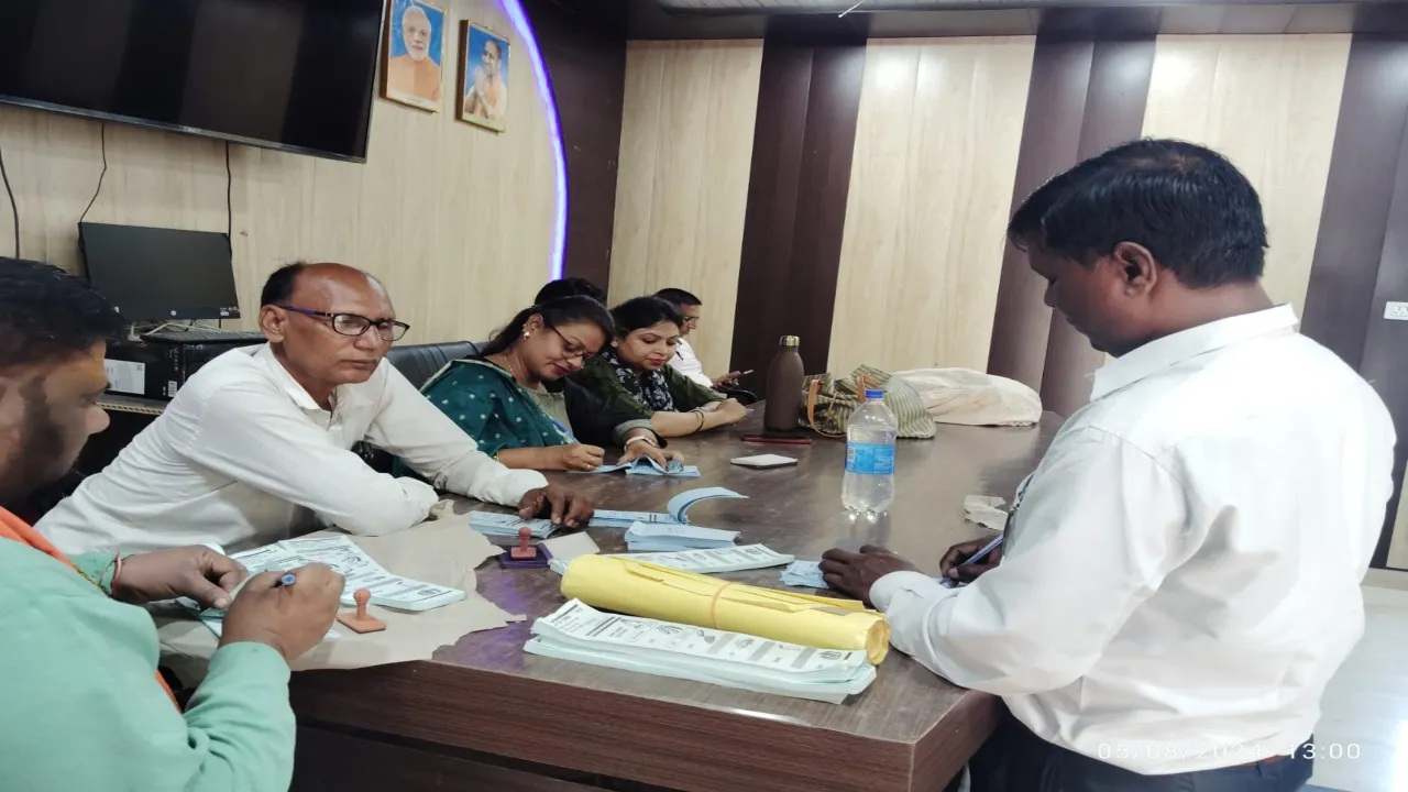 बाराबंकी : बूथों पर पहुंची पोलिंग पार्टियां, उपचुनाव कल