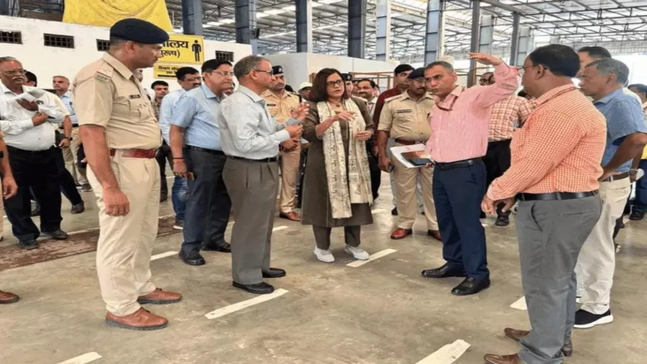 रेलवे बोर्ड की चेयरमैन ने फाफामऊ स्टेशन का किया निरीक्षण : महाकुंभ से पहले तैयारी पूरी करने का दिया निर्देश