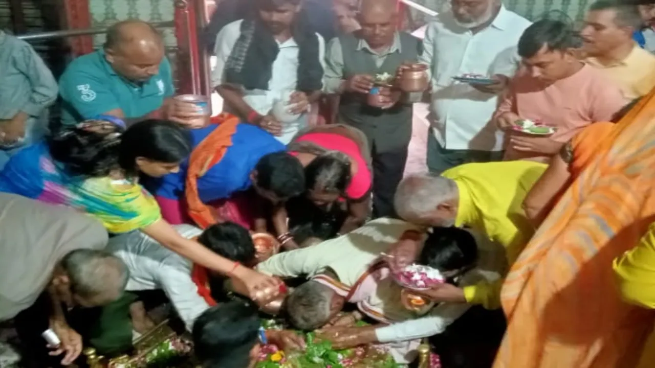 बाराबंकी : रिमझिम बारिश के बीच महादेवा में दिख रहा आस्था का सैलाब