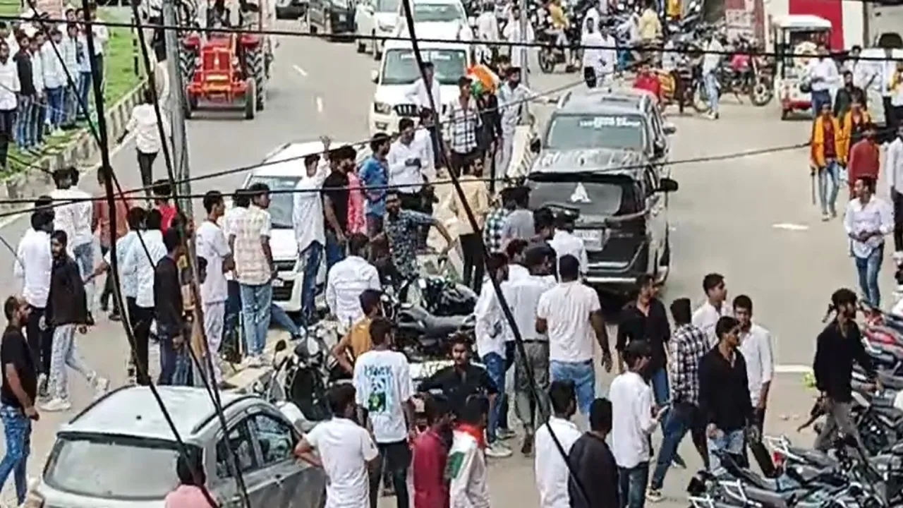वर्चस्व का बवाल :  बाइक और कार रैली निकाल रहे दो गुटों में मारपीट के बाद पथराव