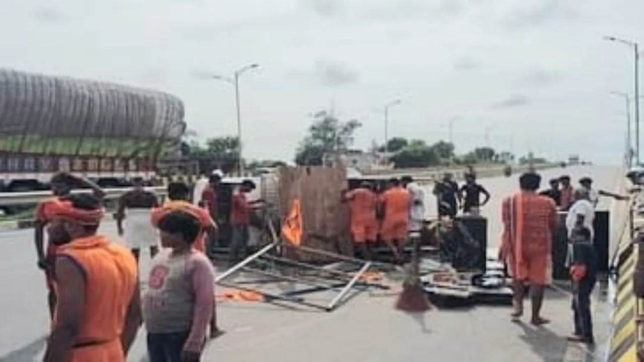 प्रयागराज : कांवड़ियों की मैजिक पलटी चार घायल, सीएचसी में कराया भर्ती