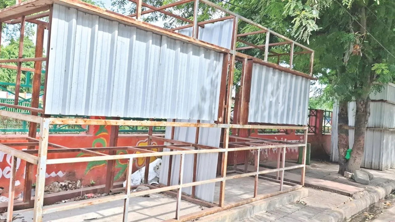 Kanpur News: मोतीझील में बनाए वेंडर कियोस्क खा रहे जंग, सामान गायब, फूड कोर्ट की योजना भूल गए अधिकारी