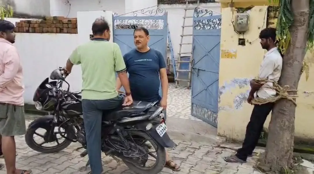 युवक को पेड़ से बांधकर पिटाई करता ठेकेदार हरीश शुक्ला । 