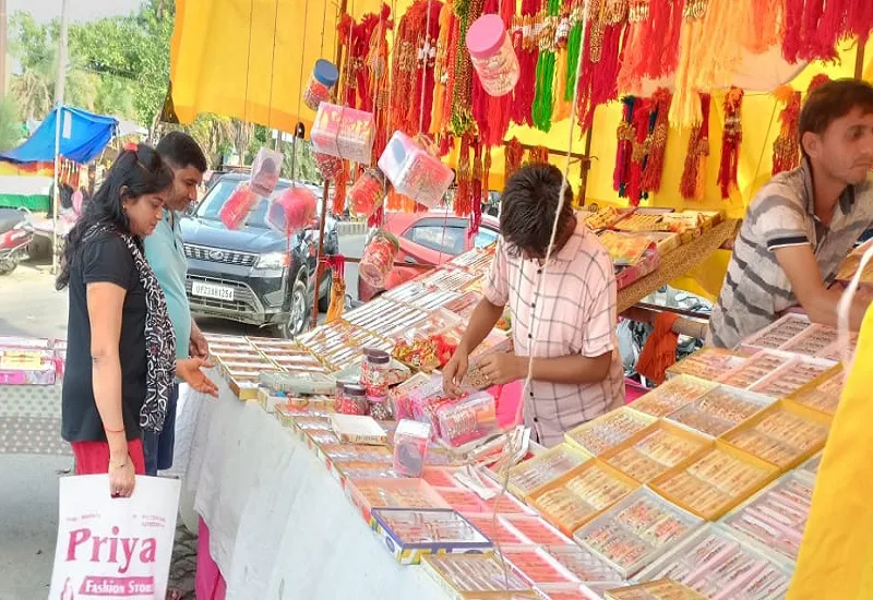 अमरोहा : रक्षाबंधन पर राखियों से सजे बाजार, महिलाओं में उत्साह...तिरंगा राखी सभी की पहली पसंद बनी