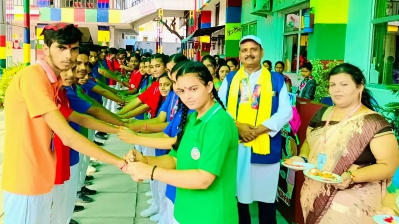 Raksha Bandhan 2024: कानपुर के विद्यालयों में धूमधाम से मनाया गया रक्षाबंधन...छात्राओं ने कलाई पर बांधी राखी, छात्रों ने दिए उपहार