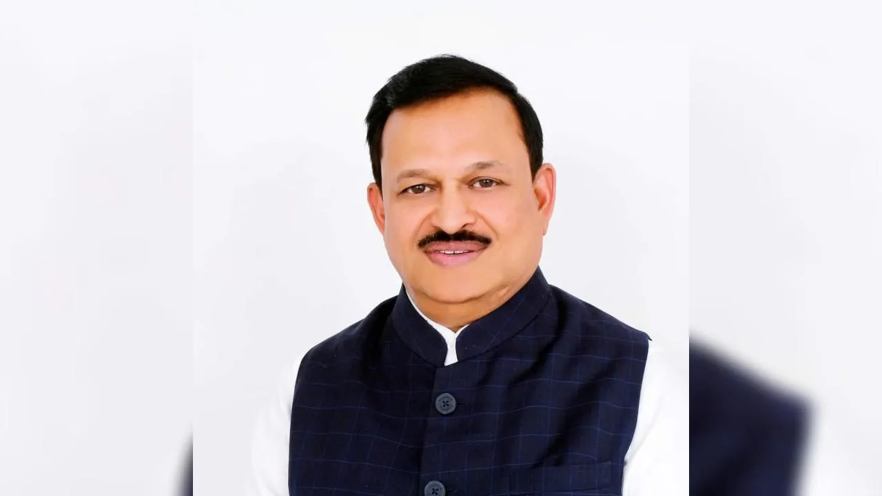 Kanpur: पीड़ित परिवार से मिलने पहुंचे सांसद रमेश अवस्थी; कार की टक्कर से हुई थी स्कूटी सवाल महिला की मौत