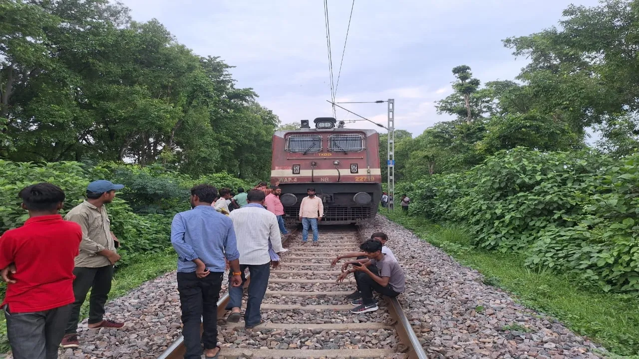 ट्रेन की चपेट में आए तीन आवारा पशु : मनवर संगम ट्रेन का इंजन फेल, अयोध्या मनकापुर रेल ट्रैक पर संचालन ठप