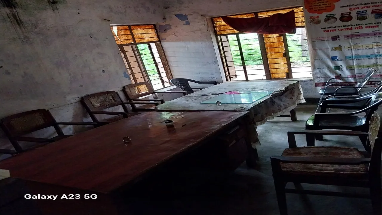 उल्टे पैर लौट गए फरियादी : चपरासी छोड़, सीडीपीओ समेत आठ कर्मचारी कार्यालय से गायब